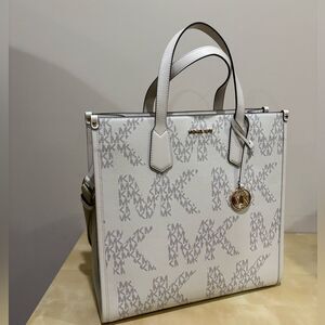 NWT MICHAEL KORS Maple Large NS Logo Tote Vanilla/Cream